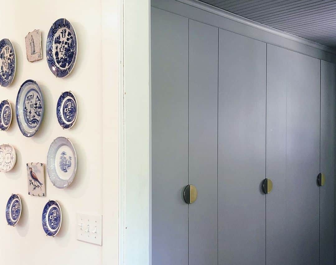 Grace Bonneyのインスタグラム：「I've been channeling my "OMG I'm closing Design*Sponge after 15 years" energy into LOTS of home renovation projects. Today I'm sharing our entryway makeover, inspired by @turshen 's love of closed storage (and my love of her). Where we once had NO closed storage we know have SO MUCH ✨ You can see alll the before and after process in my stories above or check out the link above. All sources and details are in the stories, too 👍🏽 #ikeahack #entryway」