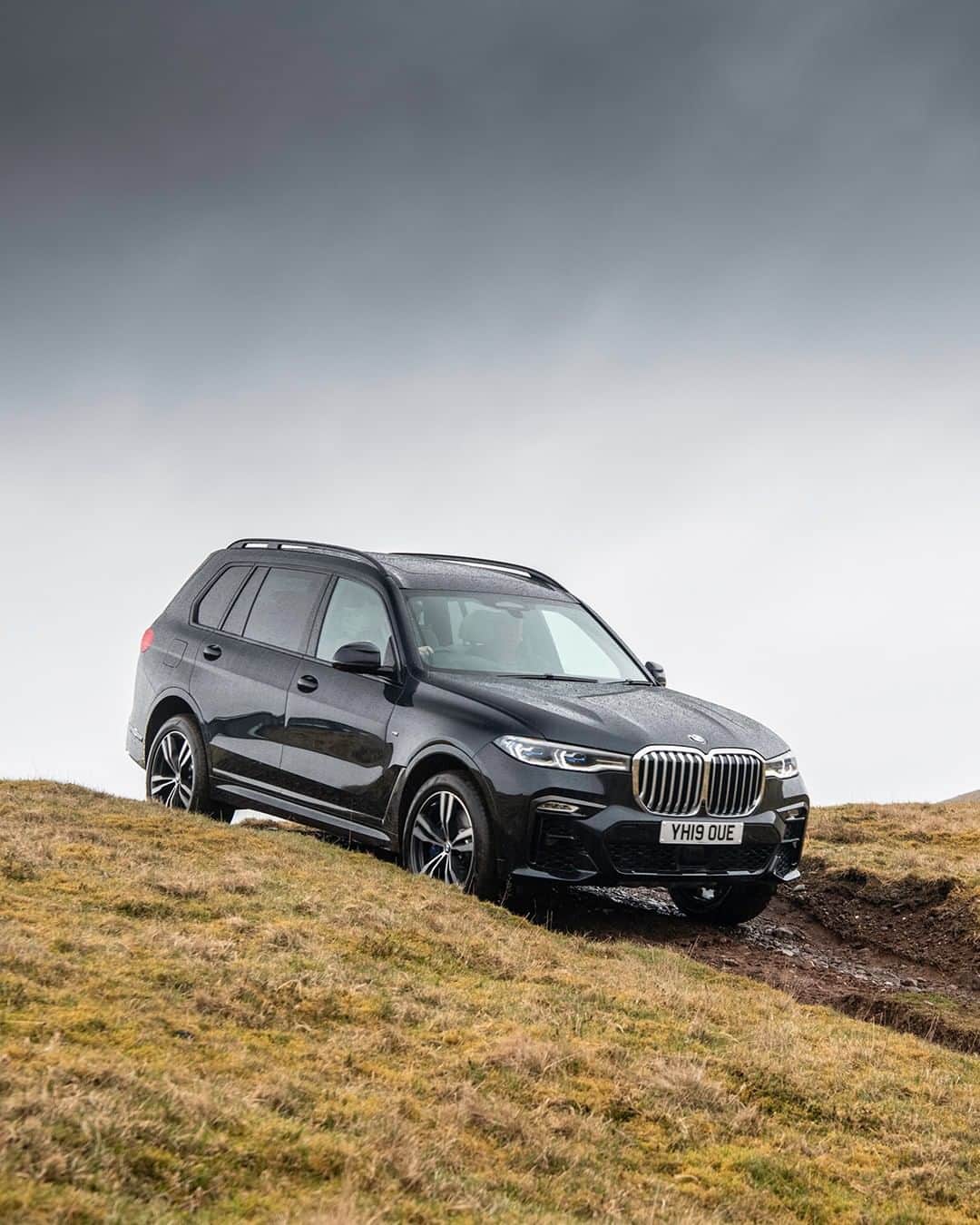 BMWのインスタグラム：「Exploring new dimensions in luxury. The BMW X7. #TheX7 #BMW #X7」
