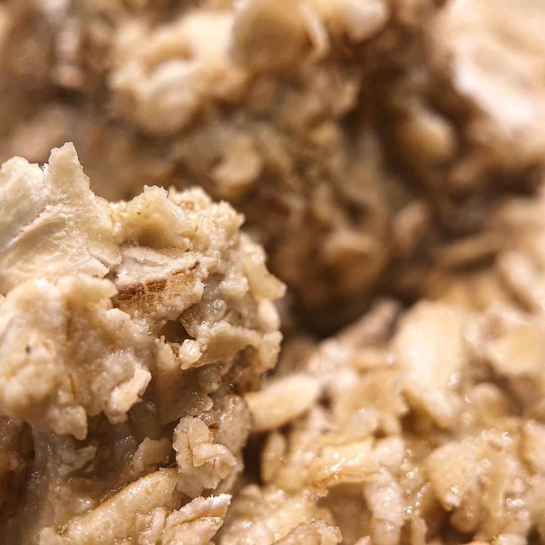 LUSH Cosmeticsさんのインスタグラム写真 - (LUSH CosmeticsInstagram)「Cookie batter or face mask? This is Oatifix, one of our most soothing masks. Oats keep things calm, mashed bananas moisturize and glycerin locks in all that hydration. Bye-bye, dry skin. 👋🍪 / 📷: @moodsandviews⁠ *⁠ *⁠ *⁠ *⁠ *⁠ #veganbeauty #crueltyfreebeauty #crueltyfree #crueltyfreecosmetics #vegan #veganlife #greenbeauty #vegansofig #veganliving #veganmakeup #vegans #beautyproduct #facemask #selfcare⁠」8月7日 0時00分 - lushcosmetics