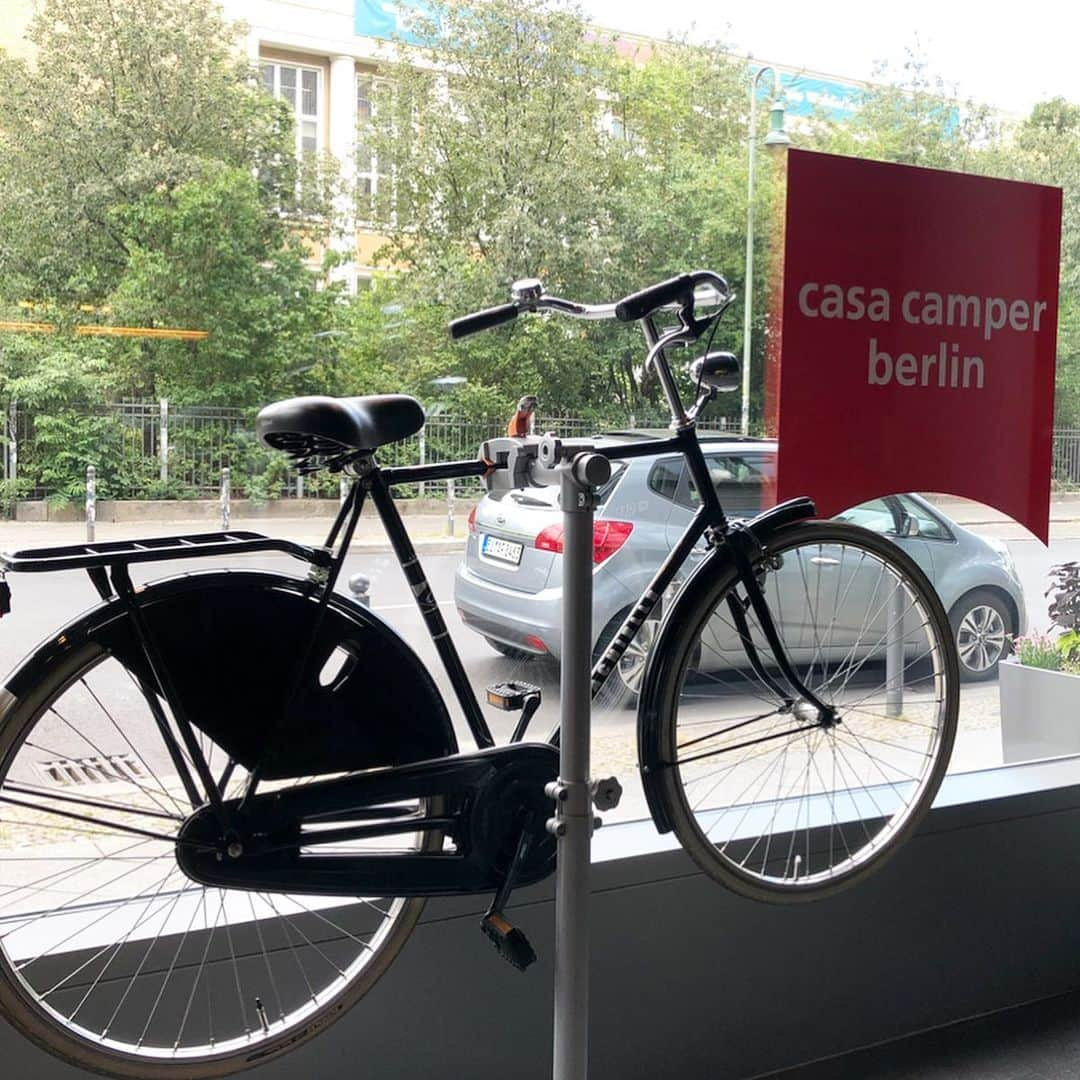 岡田育さんのインスタグラム写真 - (岡田育Instagram)「Delayed, delayed and cancelled flight. Stuck in Berlin one more night. I wish I could keep my apartment in this minimalism. @casacamper #casacamperberlin #berlin #ベルリン #カサカンペール . . 往路は遅延で復路は欠航、飛行機の便数減らされた感あり。こちらは平日に人気宿にパッと泊まれて楽しかったですが……最上階に24時間空いてるラウンジがあり、インド人風おねえさんとイタリア人風おじさんと三人、深夜まで勤労してました。ハリボー食べ放題やばい。」8月7日 0時00分 - okadaic