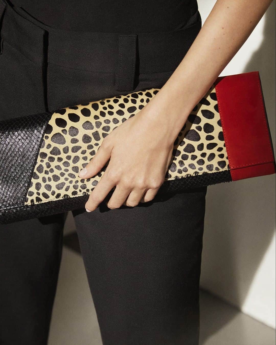 Giuseppe Zanotti Designさんのインスタグラム写真 - (Giuseppe Zanotti DesignInstagram)「Grab hold. In a mixed-media medley of leopard print, red suede and embossed black leather, the LORELAI FELINE clutch is at once wild and chic. #GiuseppeZanotti #GZFW19」8月7日 0時00分 - giuseppezanotti
