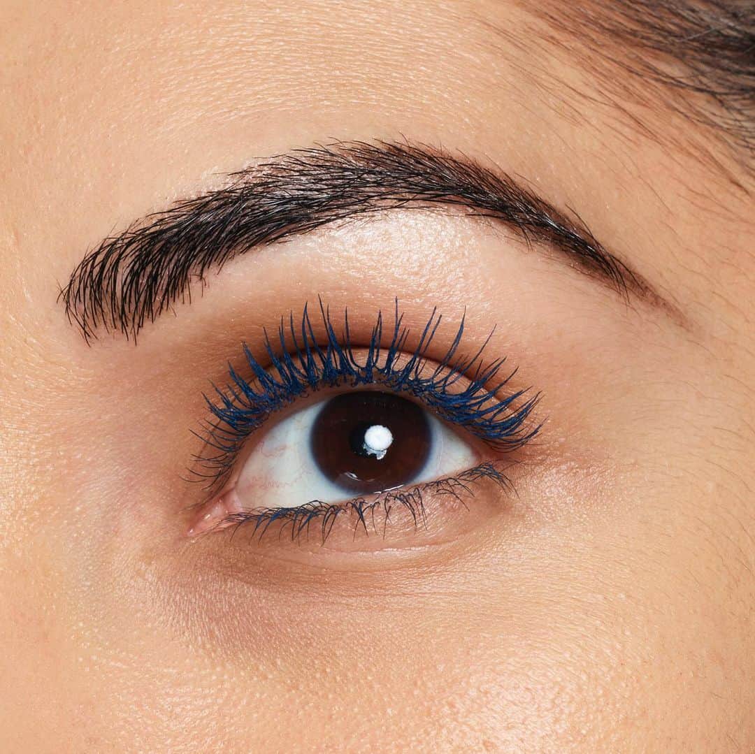 COVERGIRLさんのインスタグラム写真 - (COVERGIRLInstagram)「Beauties, did you know when you prime your lashes, your mascara stands out! Apply #Exhibitionist Mascara Primer first and then #Exhibitionist Mascara in 'True Blue' for bold blue lashes. 💙#IAmWhatIMakeUp #COVERGIRLCrueltyFree #CrueltyFree」8月7日 0時01分 - covergirl