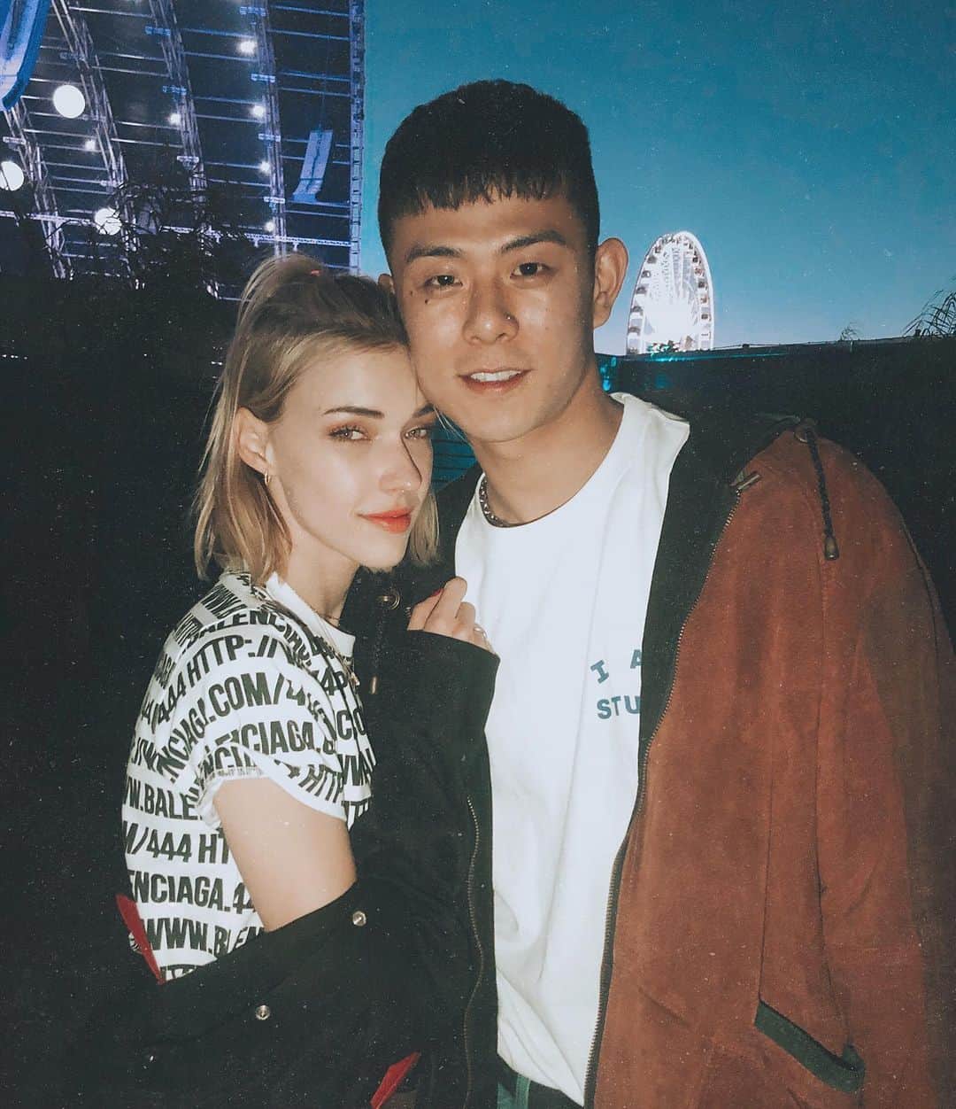 のインスタグラム：「5년이나?? 5주년 축하해 임자~ ❤️🌸 5 Years already??? HAPPY ANNIVERSARY SWEETIE!!!! I love you even more ❤️ @realisshoman」