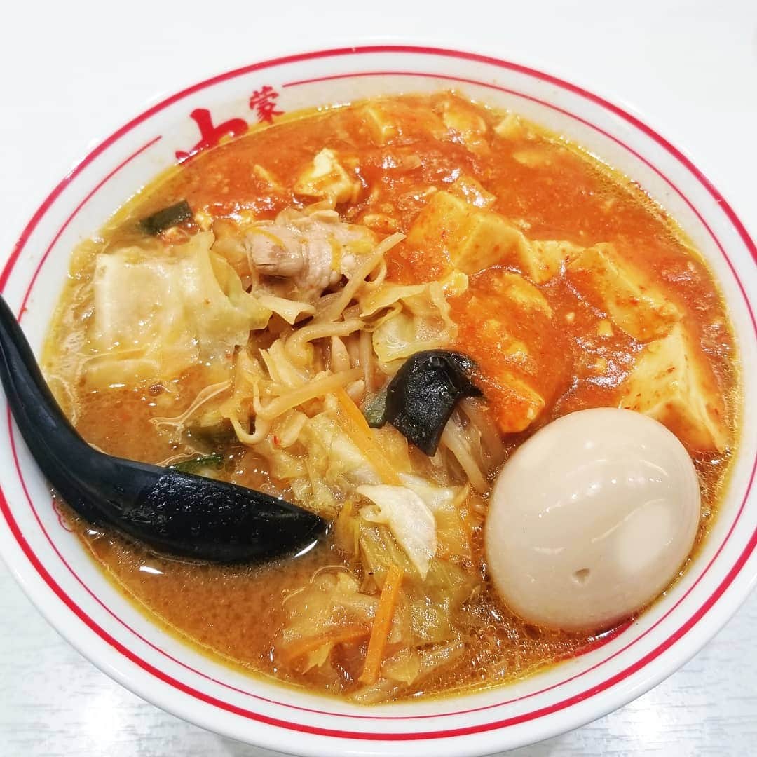 のインスタグラム：「久しぶりの中本！！！😋 蒙古タンメン！味玉トッピングの～！ 麺かた、油少なめで！  #蒙古タンメン中本  #蒙古タンメン #ラーメン好き  #ラーメン #うまから  #辛うま  #油すくなめ  #麺かた  #ラーメン大好き」