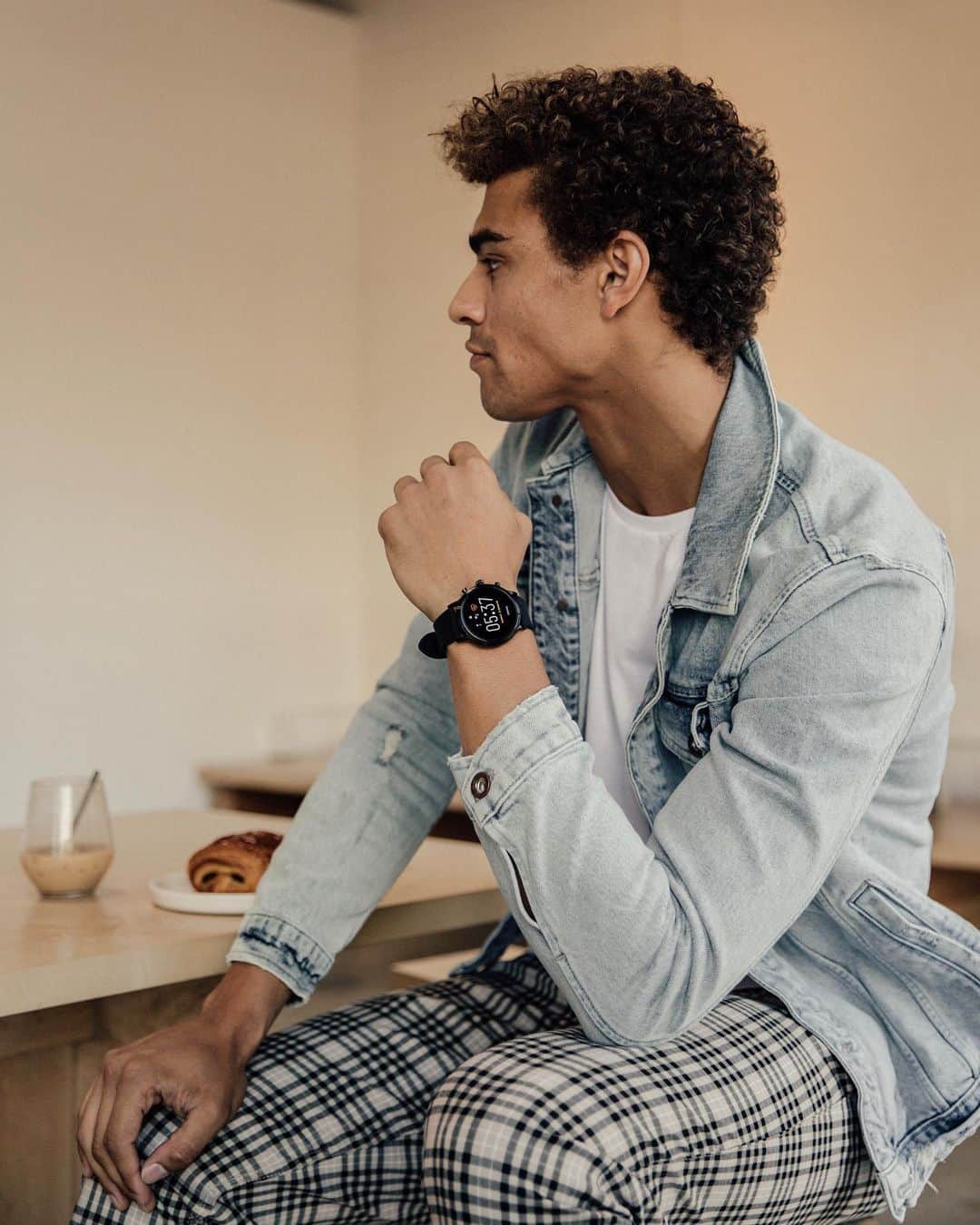 のインスタグラム：「Whether you are keeping track of tasks, time, or paying for your latte, the newly redesigned @fossil smartwatch lets you do just that and more! #FossilSmartWatch #ad」