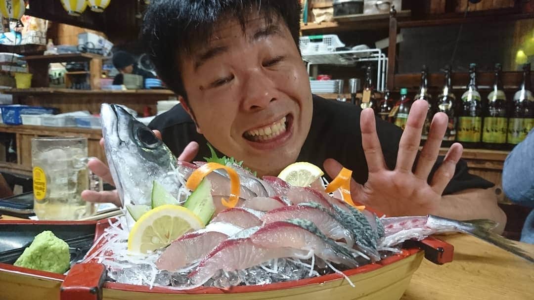 松本康太さんのインスタグラム写真 - (松本康太Instagram)「『サバのしゃぶしゃぶ』今日は愛媛県でお仕事(^-^)♪吉本の社員さんに鯖がとても美味しいお店に連れて行ってもらいました♪鯖のお刺身、鯖の塩焼き、鯖のぶっかけご飯、焼きサバ寿司。どれも旨いのです＼(^o^)／！凄いお店！特にサバのしゃぶしゃぶは激ウマ！  #鯖 #愛媛県 #居魚屋網元 #鯖しゃぶしゃぶ #しゃぶしゃぶ #サバ #魚 #レギュラー松本 #あるある探検隊 #グルメ探検隊 #鯖づくし #活魚 #愛媛グルメ #松山グルメ」8月7日 0時09分 - aruarutankentai.matsumoto