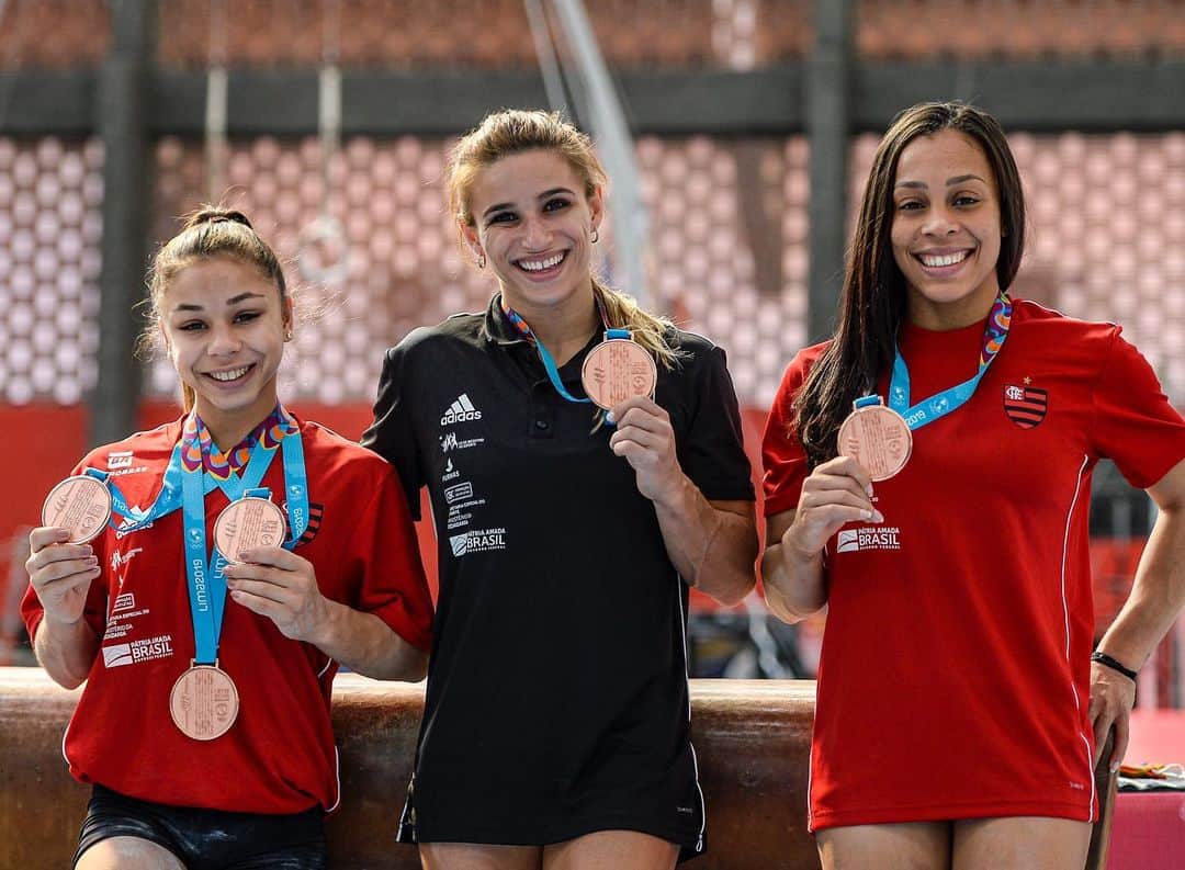 ジャジ・バルボサのインスタグラム：「@flamengo 🖤❤️ #gymnastics」