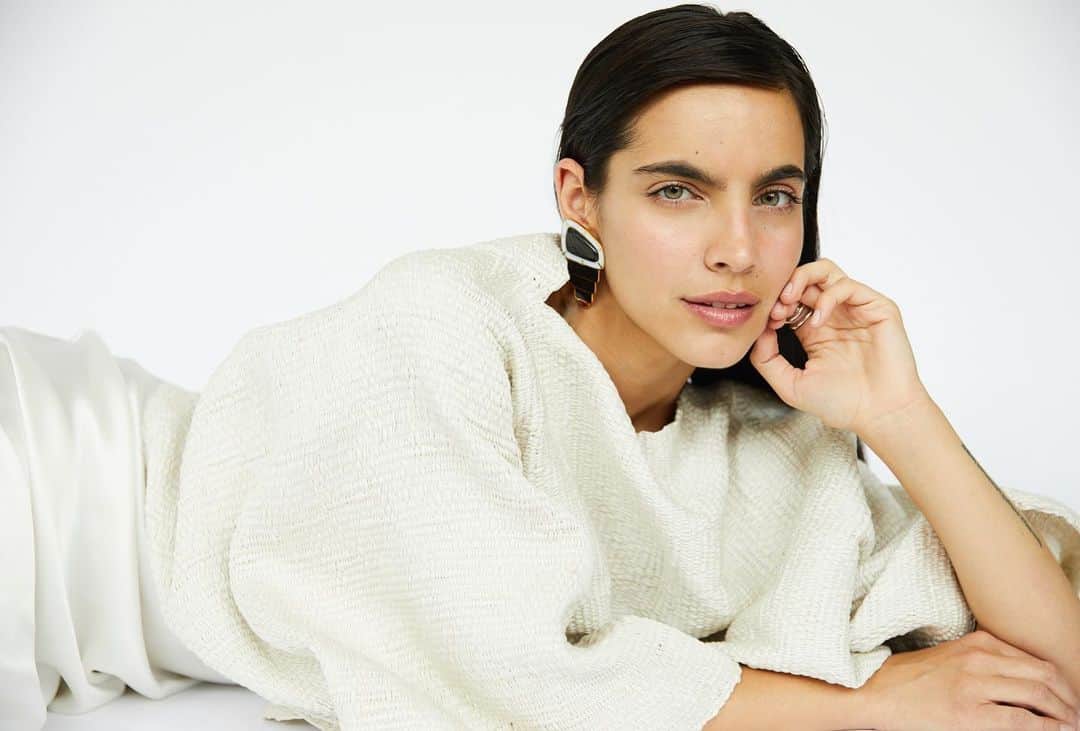 Monica Sordoのインスタグラム：「Venezuelan talent @thefaria looking super chic in our Samay EarFlares and @madebyvoz tunic. More Venezuelan talent behind the scenes! Photo @osvaldoponton and Make-Up @mariannevegasbrandt #MonicaSordo」