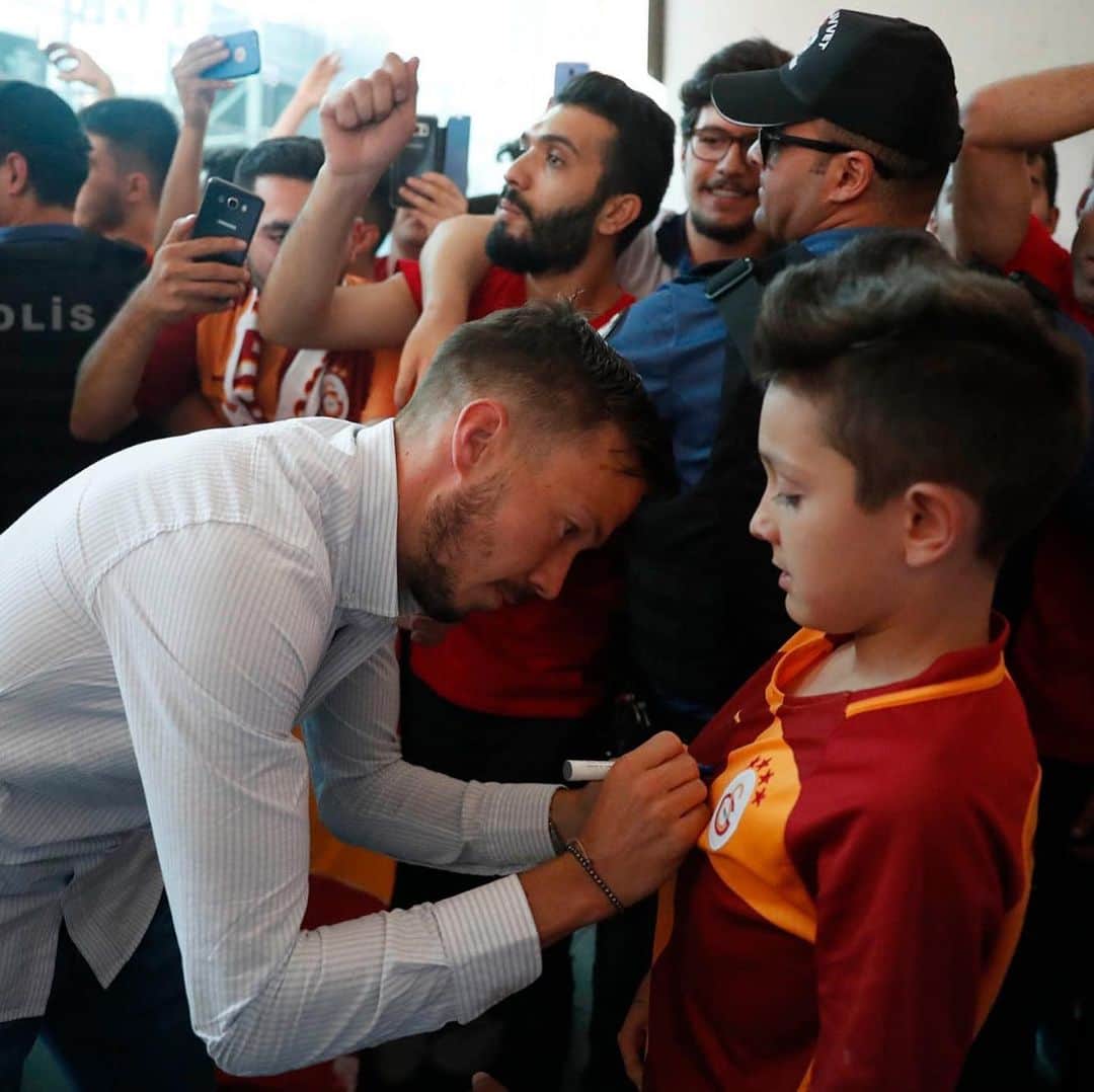 ガラタサライSKさんのインスタグラム写真 - (ガラタサライSKInstagram)「🛬 Futbol A Takımımız, Akhisarspor’la karşılaşacağı TFF Süper Kupa müsabakası için @turkishairlines’ın özel uçuşuyla gittiği Ankara’ya iniş yaptı.」8月7日 0時21分 - galatasaray