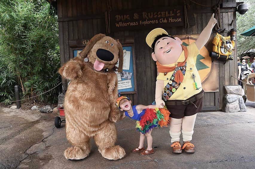 tiahy__のインスタグラム：「Up! . . . Dug & Kevin & Russell. . . .  まさかラッセルとダグに逢えるなんて🦚♡ . . 映画の中のみんなに会えたことが 夢のようで、 目を輝かせていたtaiちゃん. . .  Adventure is out there!  #kevin_taia #wdw#epcot#waltdisneyworld#animalkingdom#taiacostume#disney#disneybaby#disneykids#disneyfamily#kevin#up#pixar#ケヴィン#ケビン#カールじいさんの空飛ぶ家#ディズニー衣装#ディズニーコスチューム」