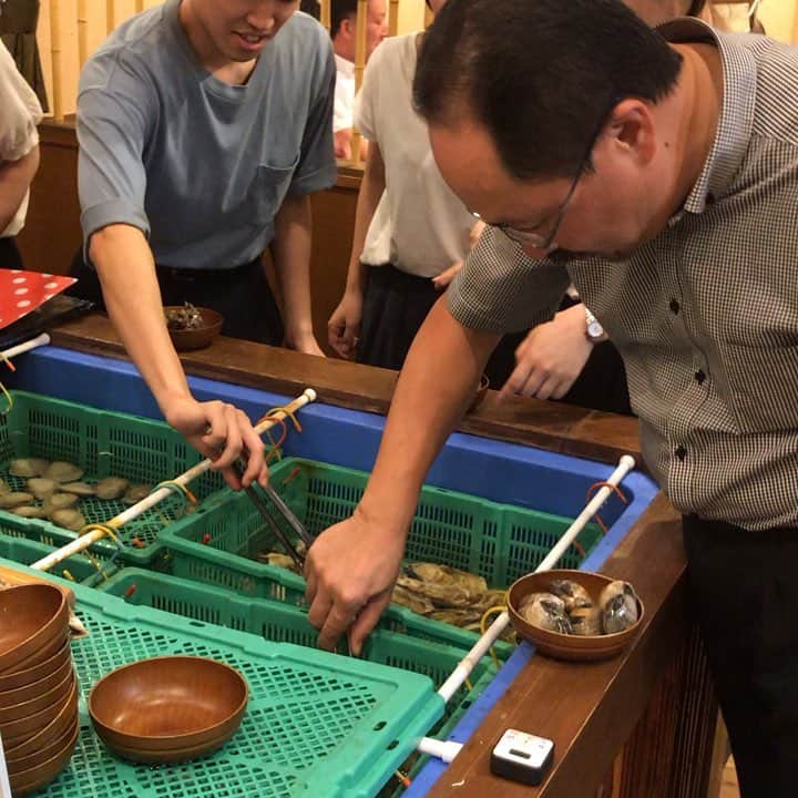 鶏魚 谷町のインスタグラム：「鶏魚です！しーちゃんです🎶 本日は60名近い団体のお客様で大賑わい*\(^o^)/* 貝盛り放題もして頂き、楽しんでくださいました♡ #宴会 #座敷溢れかえる #鶏魚 #大阪 #谷町四丁目 #駅近 #セルフ飲み放題 #地域最安値 #コース #座敷 #個室 #貝盛り放題 #ガンガン焼き #あさり #はまぐり #ホンビノス貝 #牡蠣 #さざえ #飲み会 #女将」