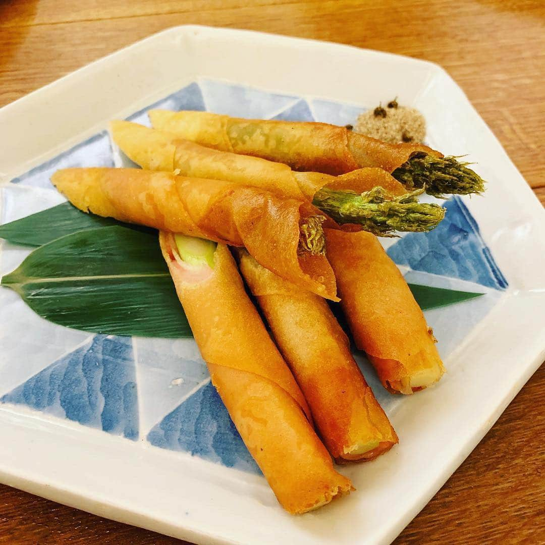 前田典子さんのインスタグラム写真 - (前田典子Instagram)「Parisからチャコちゃんが 🇫🇷 中華が食べたいって事で みんなで #希須林 青山へ #充実のディナーコース #すべて美味しいし❤️ #コスパが素晴らしい 👏 #アスパラの揚げ春巻き #真っ白な海老マヨ 🍤 #粗挽き肉団子 #担々麺 👍 #杏仁豆腐  #マエノリグルメ  毎年、夏に集まるParis女子会 🇫🇷 子供達の成長を見るのも楽しみ😊 みんなでご飯の後のもう一杯は屋外で からの @suzukichako  @shino.ayumi と大人時間はもう一軒」8月7日 0時22分 - maenorichang