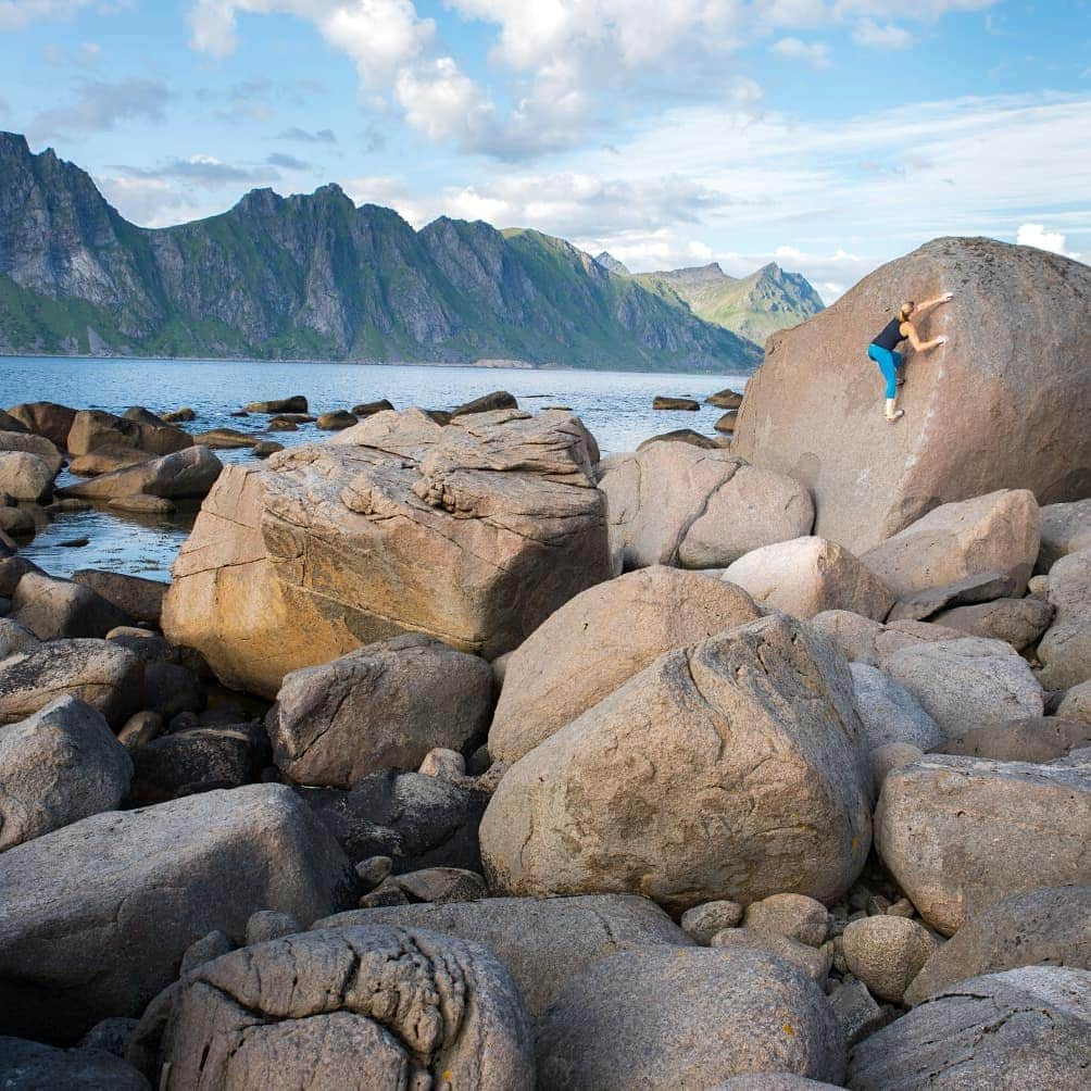 カタリーナ・ザーヴァインさんのインスタグラム写真 - (カタリーナ・ザーヴァインInstagram)「Bouldering above the Arctic circle! Gotta love that scenery 🗻🌊🌬 • Photos by @tobias_lanzanasto #lofoten #nobadweather #climbing #rockclimbing #bouldering #weareoutthere #accesstheinaccessible #foryourmountain」8月7日 0時24分 - katha_saurwein