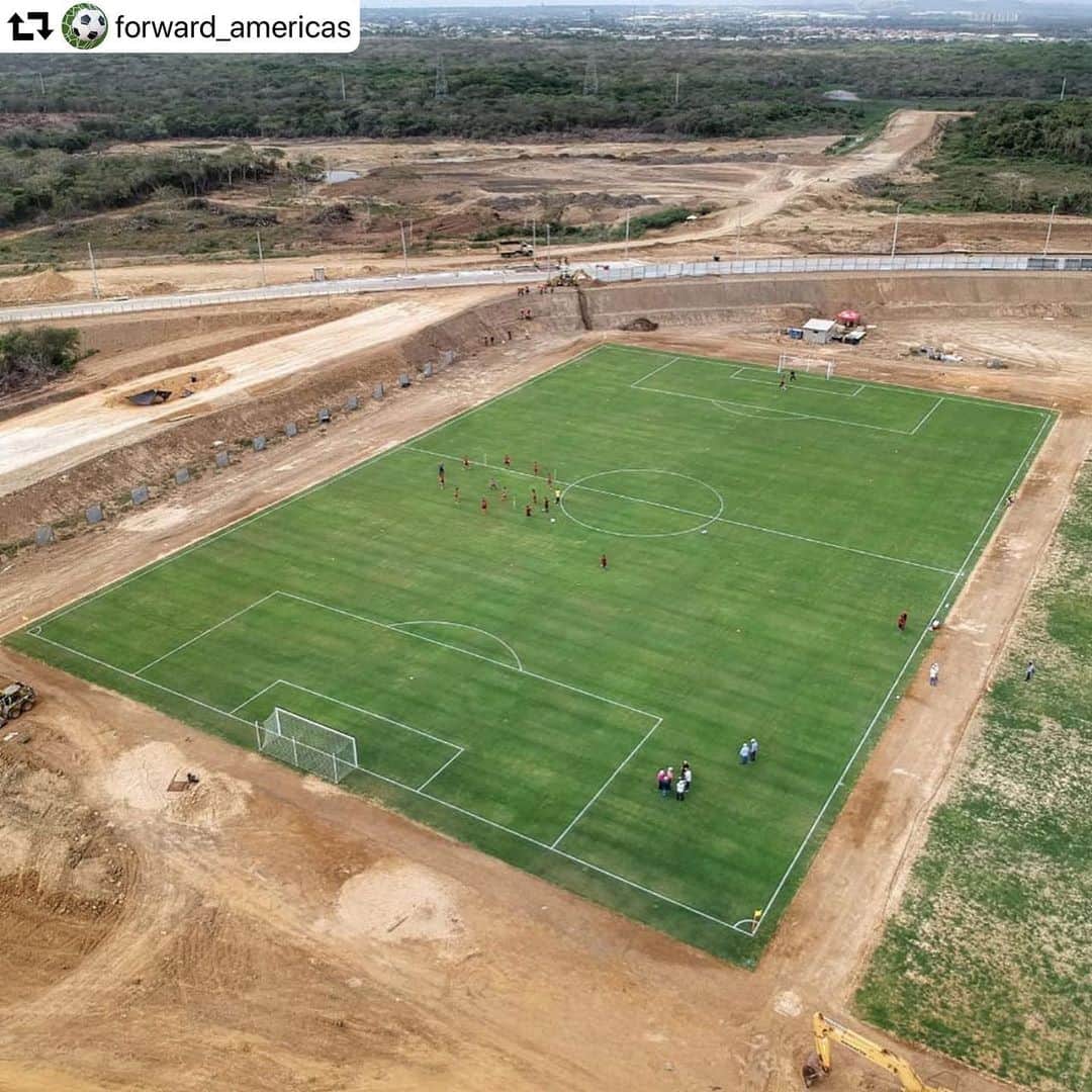サッカー コロンビア代表チームのインスタグラム：「#repost @forward_americas ・・・ Excelentes avances del proyecto Forward de construcción de canchas en el nuevo Centro Técnico de la @fcfseleccioncol en Barranquilla #fifaforward #forwardamericas #footballdevelopment」