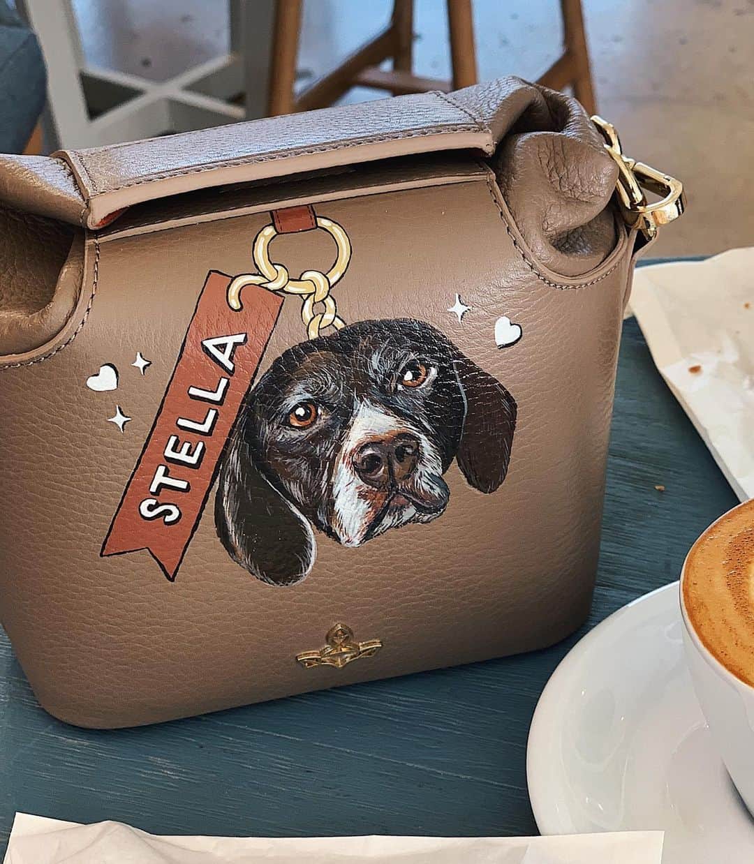 ジェーン・アルドリッジさんのインスタグラム写真 - (ジェーン・アルドリッジInstagram)「This bag is one of the most touching and special gifts I have ever recieved. We lost our beloved dog Stella three months ago and were just devastated. I was so touched when @catto.catto reached out during our time of grief to offer to make us a special hand painted commemorative bag in Stella’s memory. You can see the beautiful result here. We are so deeply grateful to have this beautiful memento of Stella, it makes it feel like a piece of her is still here with us. To Efsun from @artofcatto thank you from the bottom of our hearts. This bag means the world to me and Jeff. ❤️❤️❤️」8月7日 0時26分 - seaofshoes