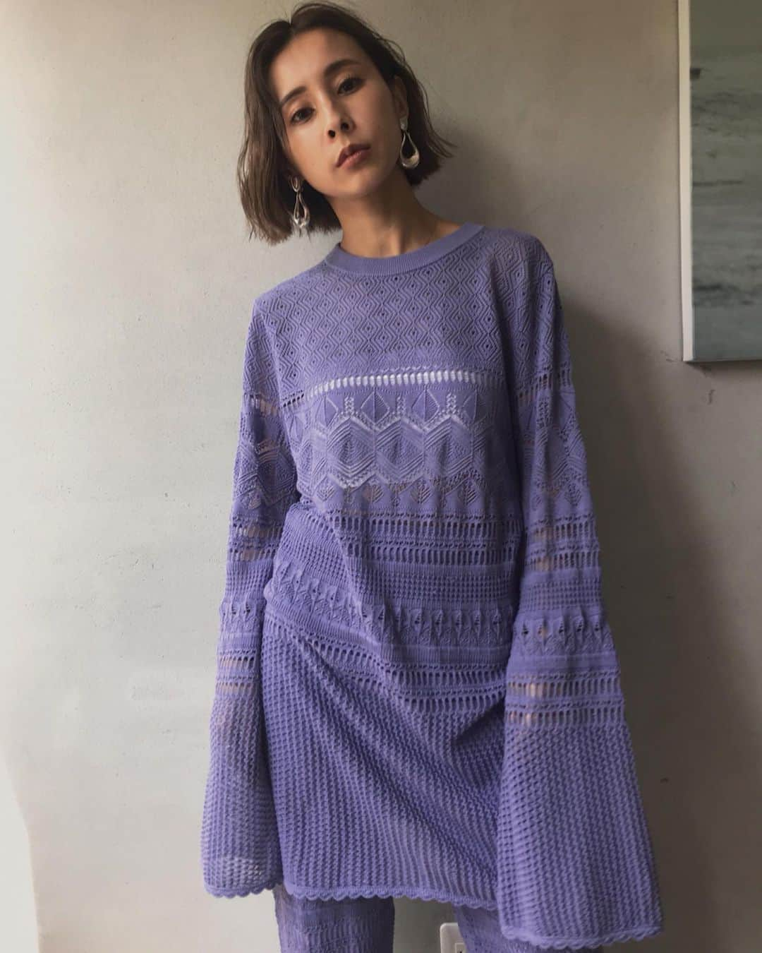 黒石奈央子さんのインスタグラム写真 - (黒石奈央子Instagram)「あめりふく。 . LACY FUSUMA KNIT TOP ¥15700+tax 8/9 LACY FUSUMA KNIT PT ¥16600+tax 8/9 靴 バッグ  AW アクセ  AW . クロシェの透かし編みニットセットアップ！！ プーケットにも持って行ったんだ♫ カラー迷い中だけど、パープルが濃厚。 . @ameri_shinjuku @amerivintage @ameri_daikanyama @ameri.shinsaibashi #ameri#amerivintage #fashion #coordinate#ootd#outfit#osanposnap #705_outfit #大人ファッション #大人コーディネート #大人スタイル #modestyle #modefashion#modecasual」8月6日 15時31分 - blackstone705