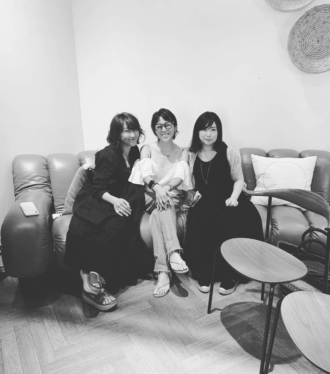 早坂香須子さんのインスタグラム写真 - (早坂香須子Instagram)「メディカルフィトセラピストの先輩 ゆみえちゃんのフィトテラピー初講座 おめでとう💕 打ち合わせがあって参加出来なかったけど、応援に（というか顔を見に）仕事前に会場に立ち寄った。  忙しい中でしっかり準備をしていたゆみえちゃんは余裕で、にこにこして迎えてくれた。  我らの先輩でもあり、パリのエルボリステリア（ハーブ薬局）で働くガロワーズかおりさんともやっと会えた。  どんどん新しい扉を開けて、行動していく大好きな友人たち。 素晴らしいなぁ。  @galloisekaorie #風間ゆみえ #ガロワーズかおり #ルボアフィトテラピースクール #植物療法士 #フィトセラピスト #メディカルフィトセラピスト」8月6日 15時31分 - kazukovalentine