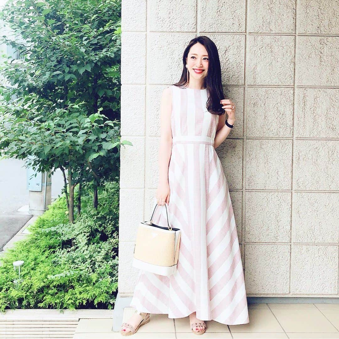 磯部奈央さんのインスタグラム写真 - (磯部奈央Instagram)「Coordinate☺︎❤︎ . 大人ピンクだから、甘くなりすぎなくて好き♡！ スカートのドレープ感も高級感あって好き♡！！ . #dress…#cielair @cielair  #bag ...#prada #shoes …#baniellajam . . . #coordinate #style #ootd #instagood #instafashion #コーデ #ファッション #コーディネート #fashion #outfit #ワンピース #ワンピ #ストライプ」8月6日 15時32分 - nao_isobe729