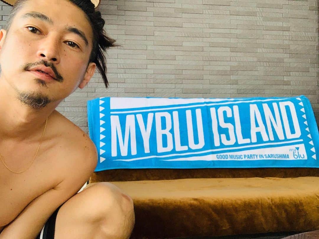 窪塚洋介のインスタグラム：「‪8月11日(日)‬、横須賀の猿島で拙者がオーガナイザーの「myblu party」開催!!!!! Don't miss it☆ #myblu #マイブルー #マイブルーサマー  @myblujapan @yosukekubozuka」