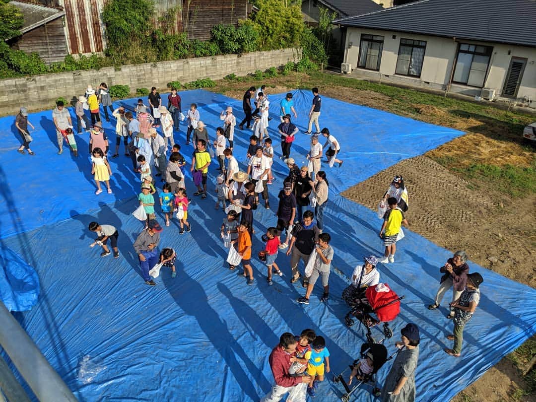 有限会社 稲葉製材住宅のインスタグラム：「棟上げから餅投げまで無事終了🚩 餅投げには地域の方に多く集まってもらいました✨ 土地が広すぎのでちょこっとにしか見えませんが… 子どもたちも喜んでもらって何よりです😊 こういった風習は良いものです！ お客さんもいい思い出になったはず！ これから安全工事で進めていきます⭐  #棟上げ#上棟#餅投げ#地元#新築#家#家づくり#マイホーム#暮らし#日々#生活#平屋#家が欲しい#安全#安心#高性能#高品質#エコ住宅#エコハウス#自然素材#県産材#ブランド杉#小国杉#工務店#熊本#玉名#山鹿#稲葉製材住宅#イナバ」
