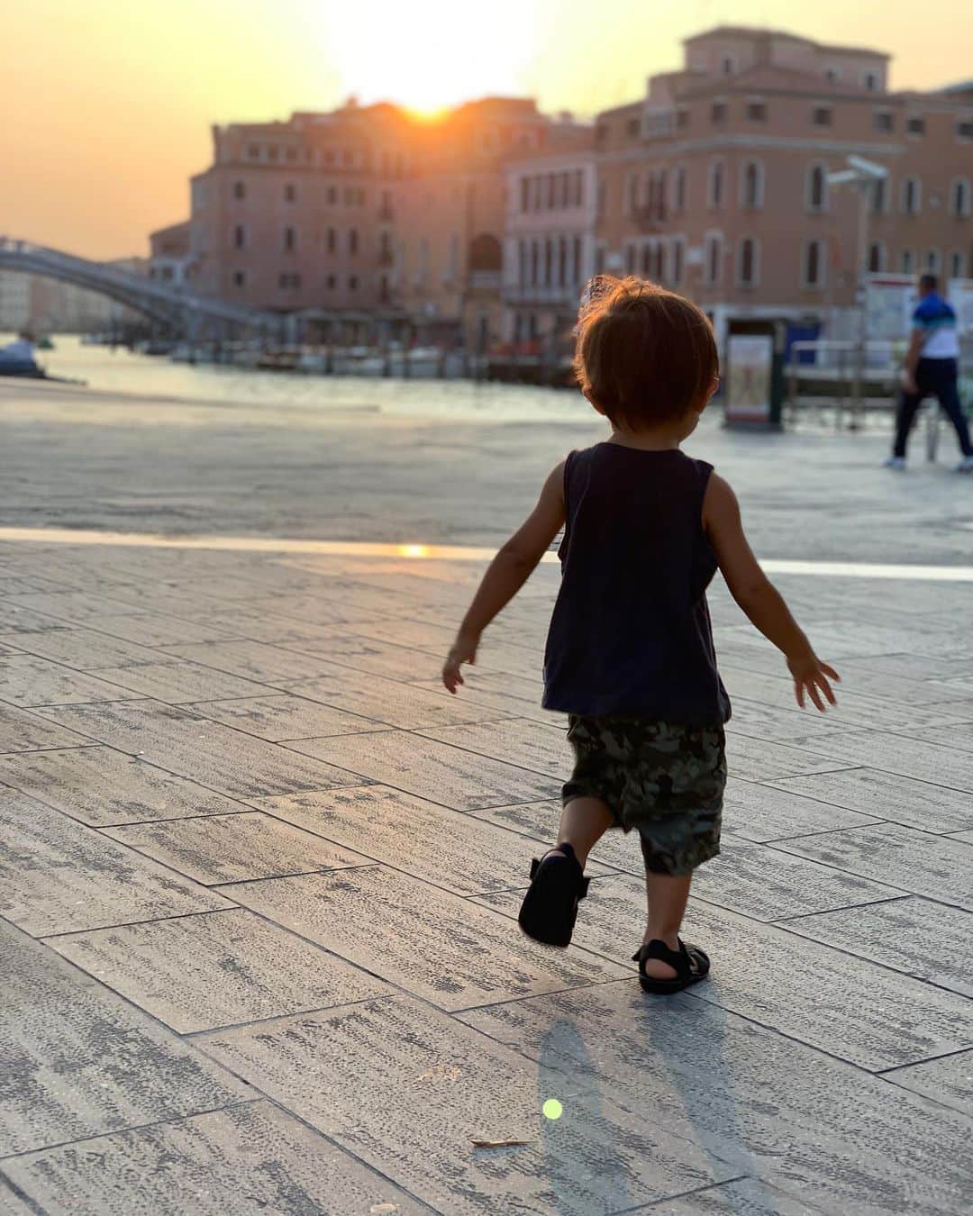 DaisukeNのインスタグラム：「👦🏼🌅🇮🇹 . . #venezia #veniceitaly #sunrise #son #kids #italy」