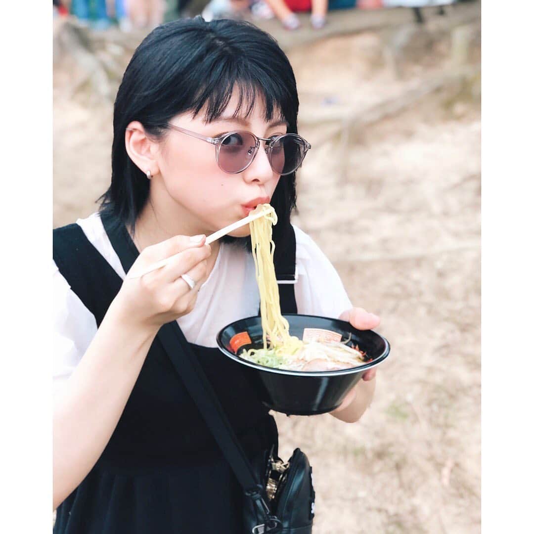 田中美麗さんのインスタグラム写真 - (田中美麗Instagram)「🍜と焼き鳥  基本、一口、二口食べて満足ガール。 （ラーメンは別。） #ラーメン大好き小泉さん」8月6日 15時41分 - mirei_tanaka_