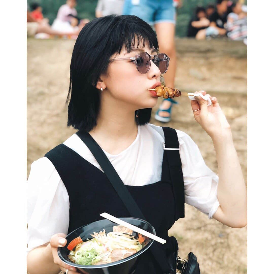 田中美麗さんのインスタグラム写真 - (田中美麗Instagram)「🍜と焼き鳥  基本、一口、二口食べて満足ガール。 （ラーメンは別。） #ラーメン大好き小泉さん」8月6日 15時41分 - mirei_tanaka_