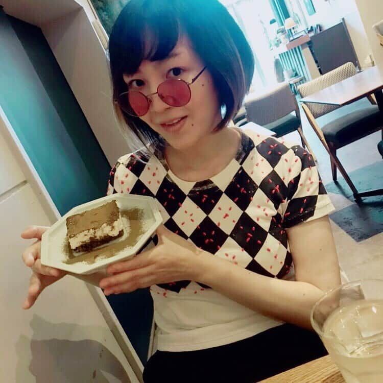 川村由紀さんのインスタグラム写真 - (川村由紀Instagram)「あまいもの普段は食べないけど…🧁 ここ一年くらい #ゆるヴィーガン なので…トライで食べてみました🔥 乳製品や小麦粉から感じるコク？みたいなものがなくて、あっさりしていて私的には食べやすかったな〜🤤 #ヴィーガンスウィーツ  #ほうじ茶ティラミス #グルテンフリー #ゆるベジ #vegansweets」8月6日 15時52分 - yukikawamura821