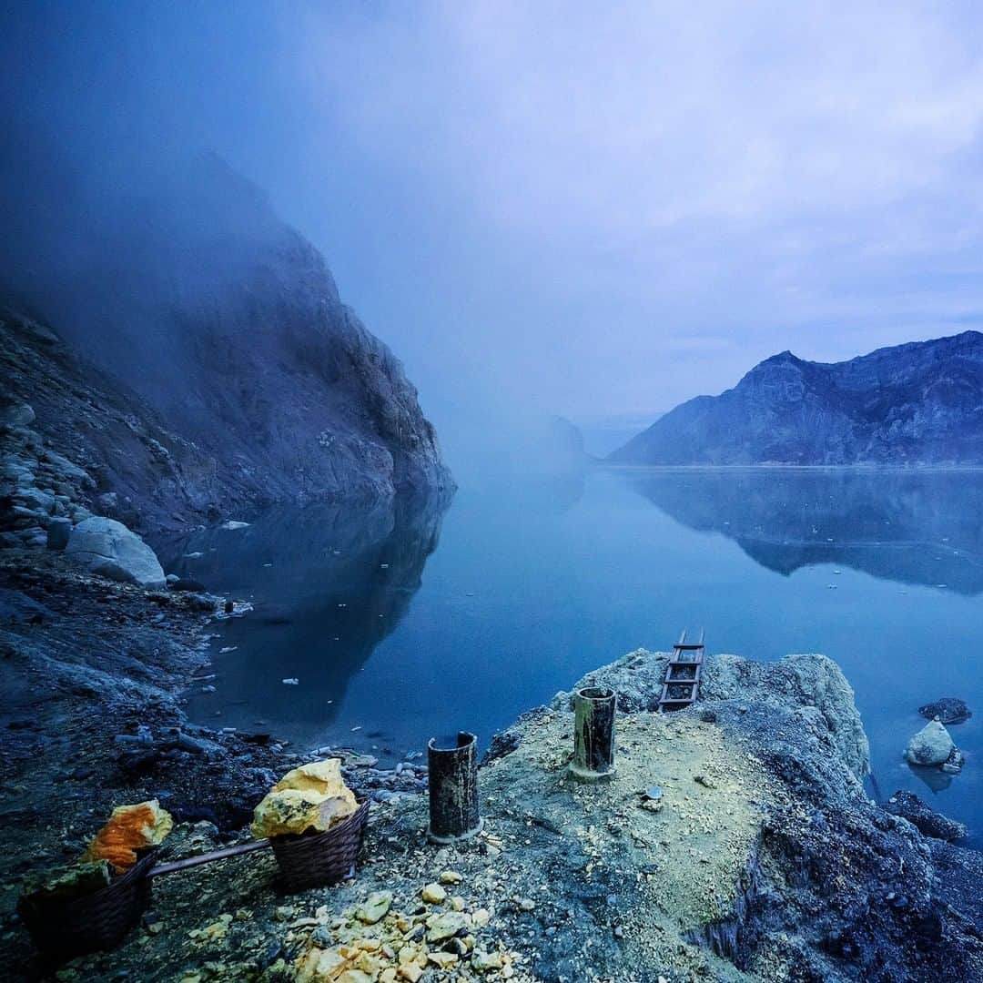 National Geographic Travelさんのインスタグラム写真 - (National Geographic TravelInstagram)「Photo by @andrea_frazzetta | The Ijen crater. Mount Ijen, on the Island of Java, Indonesia, hosts one of the last remaining active sulfur mines in the world. Since 1968, the sulfur miners have ventured into this unpredictable labyrinth of gas clouds and superheated fumaroles to extract “devil’s gold” and carry it back down the mountain. Ijen’s half-mile turquoise crater lake takes on an eerie glow in the darkness. Deceptively beautiful, it has a pH lower than that of battery acid—the largest acid lake on Earth, caustic enough to dissolve metal.  To see more photos from my travels, follow me @andrea_frazzetta #natgeotravel #ijen #java #indonesia #sulfur #blue」8月6日 16時03分 - natgeotravel