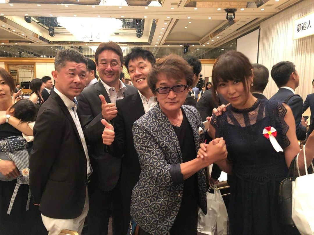 小野さゆりさんのインスタグラム写真 - (小野さゆりInstagram)「夢追人 吉田沙保里 感動をありがとうの会  素晴らしいパーティの仲間にいれていただき、 主催者さんや、えびさん本当にいつも良くしてくださり感謝です✨  似顔絵を贈呈するえびはら武司先生のアシスタントプレゼンターをさせていただきました✨ 白手袋をホテルさんにお借りして着用してみた(*⁰▿⁰*) えびはら武司先生、板垣恵介先生、中川翔子さんのおかあさんや、山田邦子さん、谷亮子さん 2012D1GPで君が代独奏された山本恭司さんと奇跡的に再開！ TEAM VERTEX‬の上野高広選手をはじめとしたメンバー、 willcom株式会社高橋社長✨  ピンクの電話清水よし子さん、橋本志穂さんとまいっちんぐ❤️ 那須川天心選手、丸藤正道選手、山中慎介選手や、格闘家が大勢来られていました✨  大黒摩季さんや松崎しげるさんが熱唱されるなど紹介しきれないほど豪華な方々が✨  吉田沙保里さんは今までの努力と実績はもちろん、 綺麗で、周りをやさしくおもしろく気遣われ、本当にたくさんの方に愛される女性でした✨  本当にたくさんの方に愛されていて、主催者さんも予想だにしない来客数だったみたいです( ﾟωﾟ  #吉田沙保里」8月6日 15時57分 - sayuriono0301