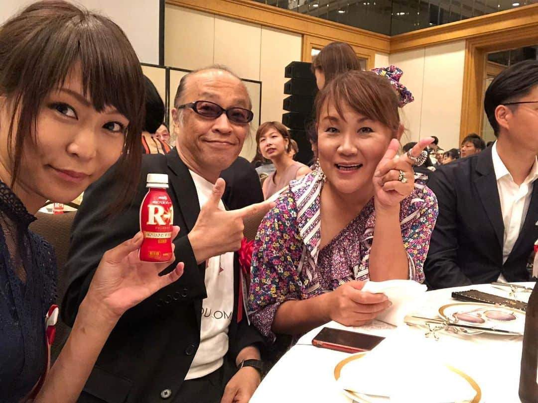 小野さゆりさんのインスタグラム写真 - (小野さゆりInstagram)「夢追人 吉田沙保里 感動をありがとうの会  素晴らしいパーティの仲間にいれていただき、 主催者さんや、えびさん本当にいつも良くしてくださり感謝です✨  似顔絵を贈呈するえびはら武司先生のアシスタントプレゼンターをさせていただきました✨ 白手袋をホテルさんにお借りして着用してみた(*⁰▿⁰*) えびはら武司先生、板垣恵介先生、中川翔子さんのおかあさんや、山田邦子さん、谷亮子さん 2012D1GPで君が代独奏された山本恭司さんと奇跡的に再開！ TEAM VERTEX‬の上野高広選手をはじめとしたメンバー、 willcom株式会社高橋社長✨  ピンクの電話清水よし子さん、橋本志穂さんとまいっちんぐ❤️ 那須川天心選手、丸藤正道選手、山中慎介選手や、格闘家が大勢来られていました✨  大黒摩季さんや松崎しげるさんが熱唱されるなど紹介しきれないほど豪華な方々が✨  吉田沙保里さんは今までの努力と実績はもちろん、 綺麗で、周りをやさしくおもしろく気遣われ、本当にたくさんの方に愛される女性でした✨  本当にたくさんの方に愛されていて、主催者さんも予想だにしない来客数だったみたいです( ﾟωﾟ  #吉田沙保里」8月6日 15時57分 - sayuriono0301