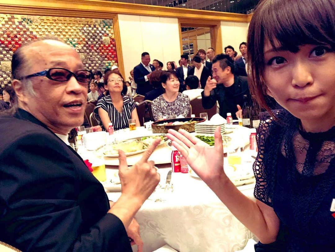 小野さゆりさんのインスタグラム写真 - (小野さゆりInstagram)「夢追人 吉田沙保里 感動をありがとうの会  素晴らしいパーティの仲間にいれていただき、 主催者さんや、えびさん本当にいつも良くしてくださり感謝です✨  似顔絵を贈呈するえびはら武司先生のアシスタントプレゼンターをさせていただきました✨ 白手袋をホテルさんにお借りして着用してみた(*⁰▿⁰*) えびはら武司先生、板垣恵介先生、中川翔子さんのおかあさんや、山田邦子さん、谷亮子さん 2012D1GPで君が代独奏された山本恭司さんと奇跡的に再開！ TEAM VERTEX‬の上野高広選手をはじめとしたメンバー、 willcom株式会社高橋社長✨  ピンクの電話清水よし子さん、橋本志穂さんとまいっちんぐ❤️ 那須川天心選手、丸藤正道選手、山中慎介選手や、格闘家が大勢来られていました✨  大黒摩季さんや松崎しげるさんが熱唱されるなど紹介しきれないほど豪華な方々が✨  吉田沙保里さんは今までの努力と実績はもちろん、 綺麗で、周りをやさしくおもしろく気遣われ、本当にたくさんの方に愛される女性でした✨  本当にたくさんの方に愛されていて、主催者さんも予想だにしない来客数だったみたいです( ﾟωﾟ  #吉田沙保里」8月6日 15時57分 - sayuriono0301