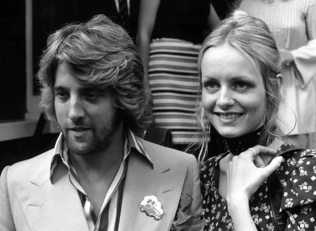のインスタグラム：「Another of Justin de Villeneuve and Twiggy. Justin in a double-breasted beige flannel suit - a perennial Sexton classic. . #FromTheArchive #Nutters #SavileRow #EdwardSexton #1970s #BespokeTailoring #MensStyle #Retro #Menswear #TheSextonLook」