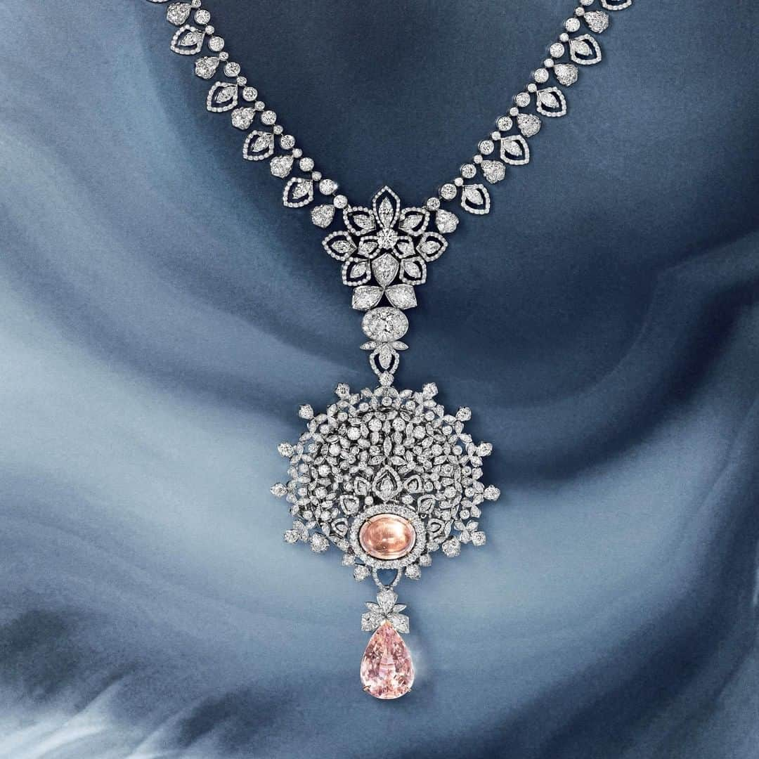 Chaumetさんのインスタグラム写真 - (ChaumetInstagram)「Chaumet in Majesty : contemporary pieces. Transformation is still at the heart of Chaumet's designs of today. Centerpiece of the Les Mondes de Chaumet collection in 2018, this necklace is a tribute to Russia, capturing the beauty of the Siberian winter with orangey-pink hues of padparadscha sapphires evoking the immensity of the dawn-lit snow-covered steppe and is designed to be worn in different ways: necklace, sautoir, brooch, the possibilities are infinite. #Chaumet #ChaumetMonaco #ChaumetinMajesty #LesMondesdeChaumet #HighJewellery #HauteJoaillerie」8月6日 16時00分 - chaumetofficial