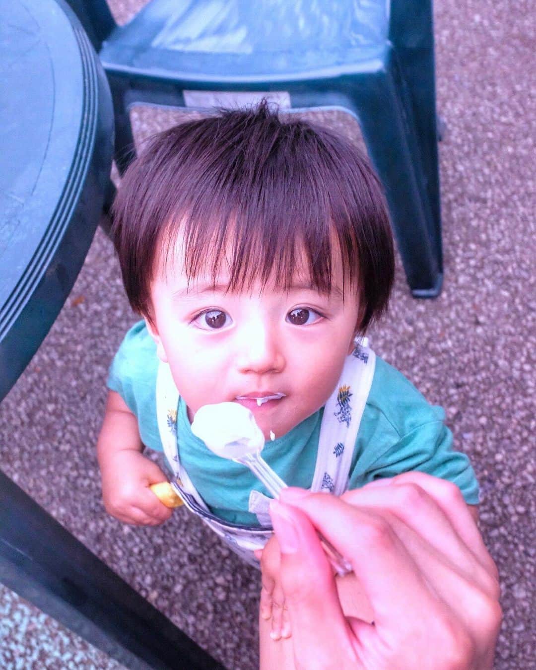 日下部ゆいこさんのインスタグラム写真 - (日下部ゆいこInstagram)「. . ソフトクリームを食べる 上目遣いショットだお。 . . . #私もやってみたけど #クオリティー低すぎてツラい #息子#男の子#男の子ママ#ママ#1歳」8月6日 16時12分 - yuiko_kusakabe