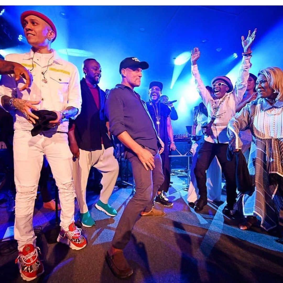 ジェイミー・フォックスさんのインスタグラム写真 - (ジェイミー・フォックスInstagram)「Can’t describe the feeling of rocking the stage in front of the greats!... got dat shit so hot 🥵 they had to get on stage and rock with me!... @officialspikelee got busy!! @woodyharrelson rocked out!! @jerryseinfeld and #pattylabelle held it down!!!... the Hamptons was 🔥🔥🔥 all for a great cause... #theapollotheater  Big shout out to Ron Perelman. You did it again!  And the @bep brought the house down.  @Sela vave I see uuu ... swipeleft」8月6日 16時10分 - iamjamiefoxx