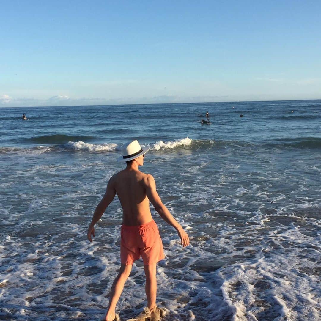 渡部純平さんのインスタグラム写真 - (渡部純平Instagram)「Tomorrow is another day. 明日は明日の風が吹くってよ。 今日も大切に。 #背中で語れる男になりたいシリーズ #笑 . . #summer #夏 #海 #2019 #beach #lifeisbeautiful #男は背中で語る  #amigoonjuku」8月6日 16時21分 - junpei_wt7b
