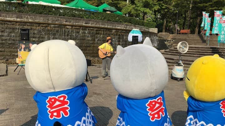 兒玉太智のインスタグラム：「“斉藤さん”ゲリラライブin仙台 勾当台公園。 ゆるキャラのグリリと斉藤さん。 . ♪「小さな夜」  作詞作曲 #斉藤和義 . . #アイネクライネナハトムジーク #グリリ #夏バージョンの斉藤さん #こだまたいち」