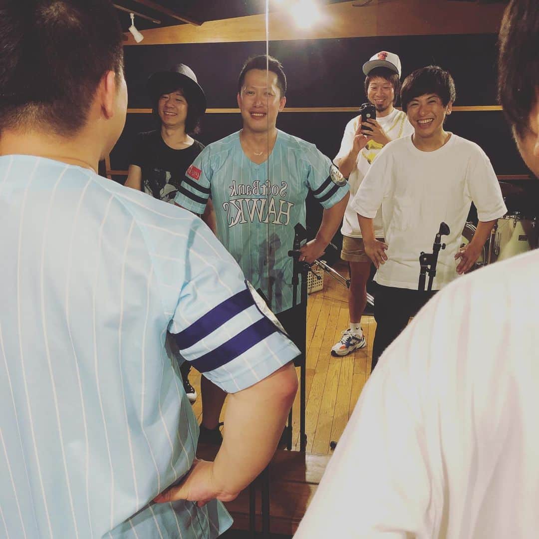 上中丈弥のインスタグラム：「本日もリハーサル。初日を終えての手直し。久保さんが普通にソフトバンクのユニホーム着てる事に僕は驚きました🥴  俺たち凄い良いツアーしてるよ。  #イナ戦 #イナズマ戦隊 #唄モノステーション2019  #出会った皆様我が師匠」