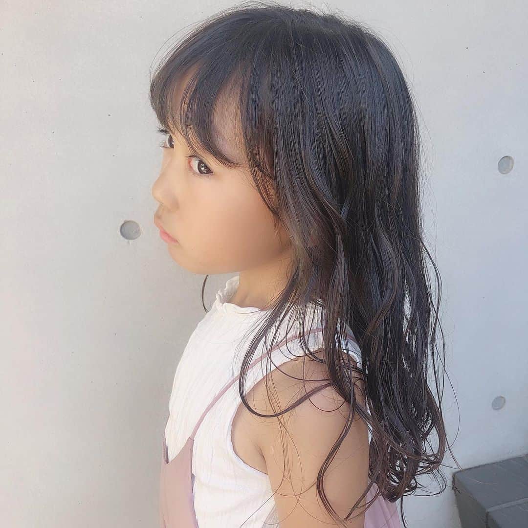かなのインスタグラム：「． イメチェン😍✂︎ 可愛い可愛い💓💓 ． ずーっと伸ばしてた髪の毛をやっとcut😂✨ 七五三があるからまだ長めだけどこれでもだいぶ 短くなったぁ💕 お尻まであったもんね🤭 ． 上手なところで切ってほしい✨ との アンナの希望でいつもお世話になってる  @abbey2yoko 横田さんにお願いしました🥰 小学生には贅沢🤣✨ でも久しぶりにアンナと2人きりでお出かけできて 楽しかったな🌈💓#汗だくだったけど笑 ． ． #イメチェン#ヘアカット#ばっさり#小学生#夏休み#娘#表参道#原宿#デート#abbey2#hair#haircut」
