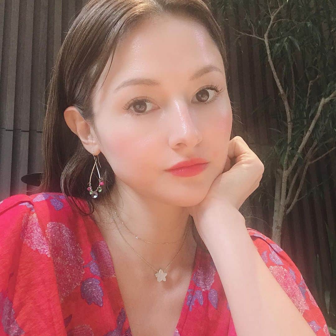 橋本麗香のインスタグラム：「アプリで加工が行き過ぎて 写真で詐欺られたと問題になってるのは耳にした事が有りましたが…😂 そんなんも今の多種多様な時代は 信じるも信じないも貴方次第です 何を受け取るかは受け取り側の手に委ねられている。。🌟 と言う事で アプリに感謝な今日であります🙏🏻💝 ． #メイクいらず！なぜならアプリ様のお陰様😂」