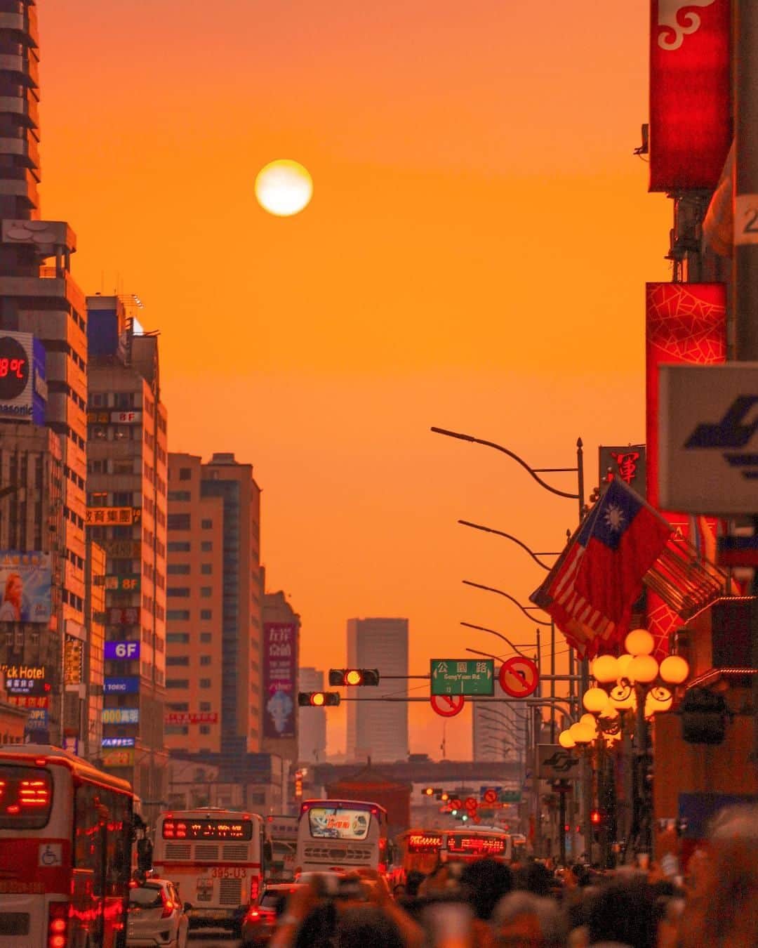 Canon Asiaのインスタグラム：「“In Taipei Zhongxiao West Road, it was a rare occurrence to catch the sun go down like the New York Manhattanhenge. Hundreds of people flocked here to capture this amazing scene, including me. Fortunately, the weather condition was good enough for us to witness this beauty. After capturing this photo, my heart was unspeakably touched.” • Manhattanhenge is a solar phenomenon in New York City 🗽 where the setting sun coincidentally aligns with the east-west street grid, illuminating the breathtaking cityscape. 🌇 Does your country have a version of this? Tell us in the comments! 👇 • 📷 Image by @c.t.d.7 shot using the Canon EOS RP | Canon EF 70-200mm f/4L USM | f/4 | 1/400s | ISO 200 | 200mm  Want your photos to be featured too? Tag them with #canonasia or submit them on My Canon Story, link in bio!  #canonasia #photography #sunsetphotography #sunset #manhattanhenge #taiwan #taipei #taipeitravel #taiwan #igtaiwan」