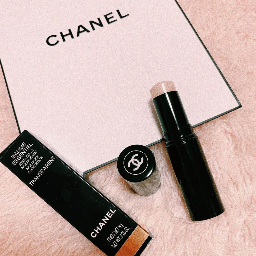 のインスタグラム：「ハイライトを極めたいので たくさん試してるんだけど CHANELのこちらは 肌が濡れたような艶やかさが出る✨ . とってもいい！！ . わたしはCゾーンや鼻筋 唇の上などに使ってます💋 . #chanel #シャネル #ハイライト #シャネルコスメ #cosme #コスメ」