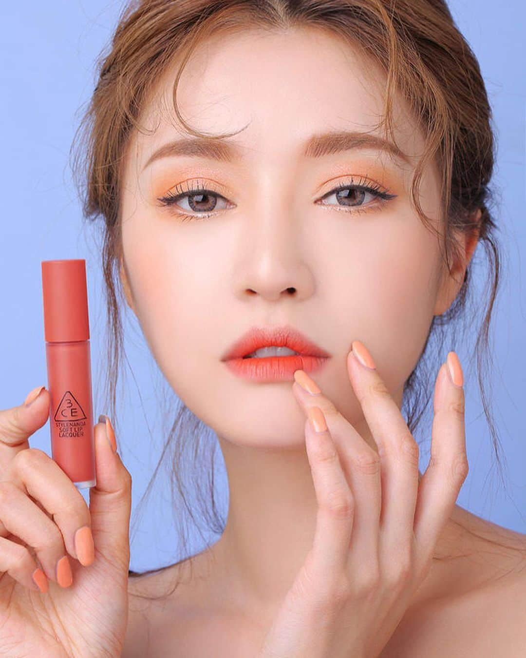 3CE Official Instagramさんのインスタグラム写真 - (3CE Official InstagramInstagram)「#3CE_NEW 3CE SOFT LIP LACQUER #DEFINE_THIS 첫 발색 그대로, 톤 다운된 코랄 컬러가 주는 세련된 무드💋」8月6日 16時32分 - 3ce_official