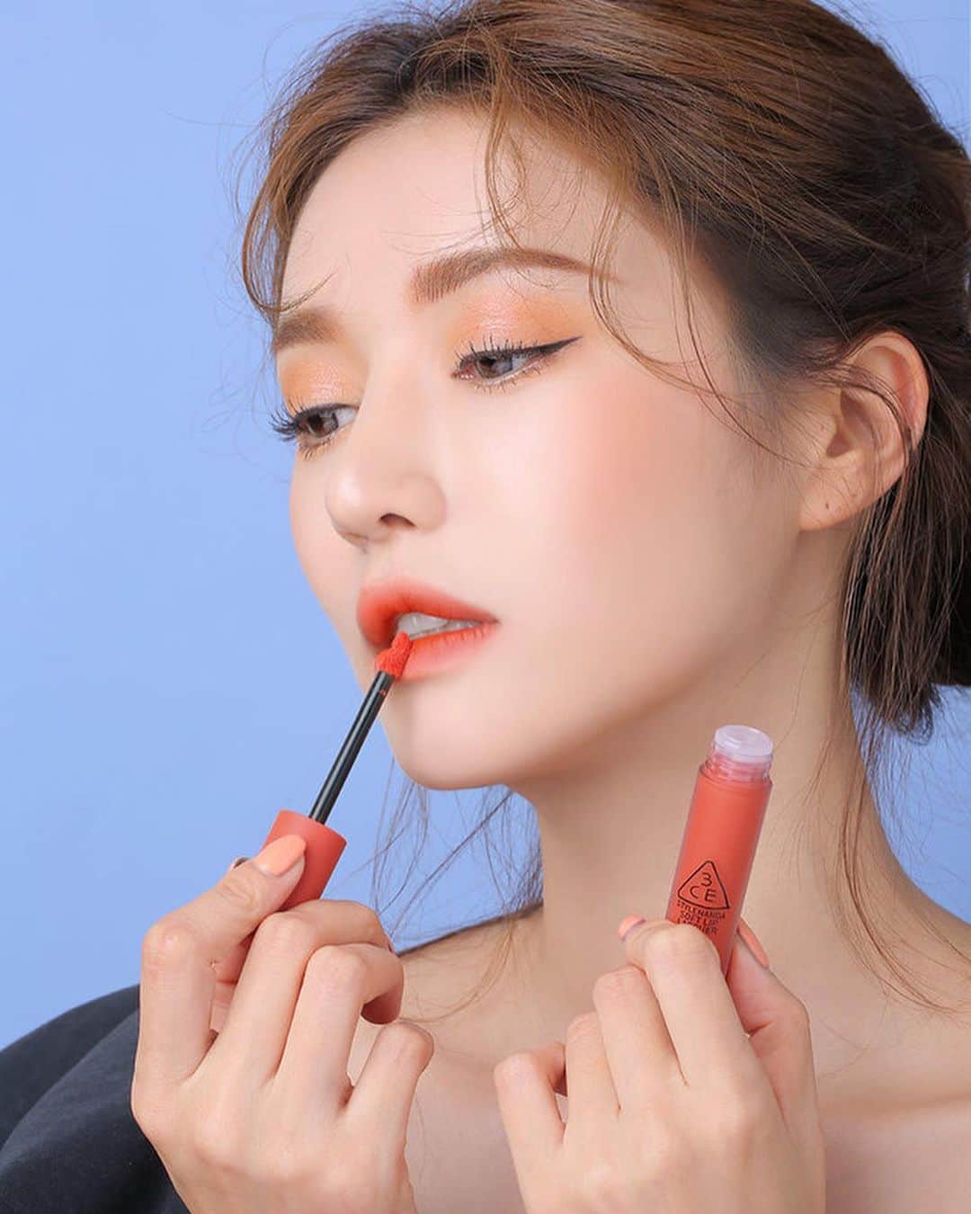 3CE Official Instagramさんのインスタグラム写真 - (3CE Official InstagramInstagram)「#3CE_NEW 3CE SOFT LIP LACQUER #DEFINE_THIS 첫 발색 그대로, 톤 다운된 코랄 컬러가 주는 세련된 무드💋」8月6日 16時32分 - 3ce_official