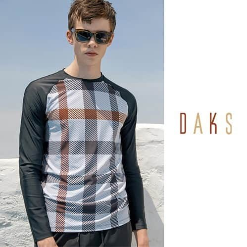 DAKS Koreaさんのインスタグラム写真 - (DAKS KoreaInstagram)「• DAKS Men  완벽한 바캉스를 위한 필수 아이템, 체크 래시가드. 체형 보완과 자외선 차단은 물론, 세련된 체크까지!  완벽한 래시가드로 시원한 여름을 즐겨보세요 🌊  라이트베이지 체크배색 남성 래시가드 #DMTS9B801I1  #닥스 #DAKS #19SS #수영복 #래시가드 #바캉스」8月6日 16時34分 - dakskorea_accessories