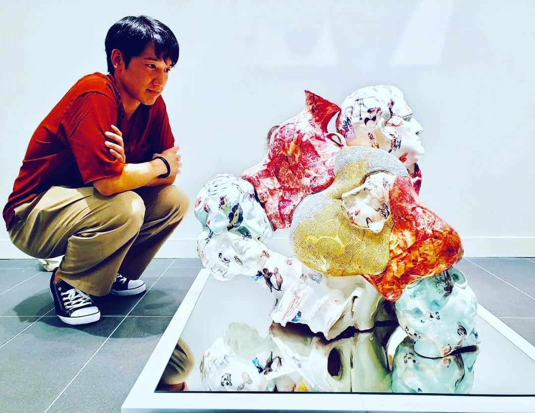田野倉雄太のインスタグラム：「友達の展示を見て凄まじいパワーをもらったので、これで夏を乗り切ります🌴 “Art is an explosion”  #篠崎裕美子 展 #新宿 #feat.StudioShinjukuShutter #田野倉雄太 #ジェイアイプロモーション」