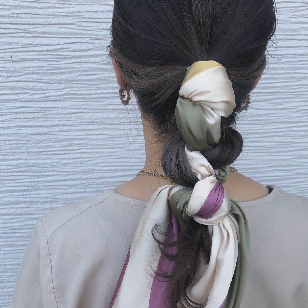 yu nakamura ヘアアレンジ hairarrangeのインスタグラム：「最近私がするアレンジ♬ 難しそうだねって言われるけど 実はズボラアレンジなんですwww 動画はスワイプで観れます★ スカーフは @ungrid_official  色合いがお気に入り♡ #レイフィールド #rayスタイル#一宮#一宮市#ヘアアレンジ#ミディアム#セルフアレンジ#ミディアムアレンジ#hair#haircolor #fashion#スカーフ#スカーフアレンジ」