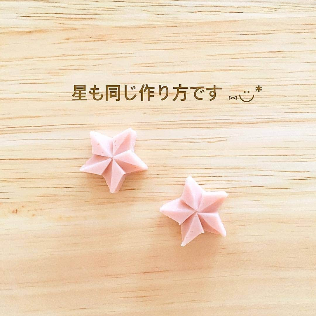 ママリさんのインスタグラム写真 - (ママリInstagram)「難しそうな飾り切りだけど意外と簡単…🍴？！ #ママリ⠀ わかりやすく紹介～！ .⠀⠀ ＝＝＝⠀⠀ . 【飾り切り】のやり方を まとめました❤ ⋆ 作業する時はビニール手袋などを 着用した方が衛生面的に良いかと思います🙆💕 ⋆ 今回は魚肉ソーセージを使いましたが 人参などで作っても可愛いです🍒 ⋆ その場合は茹でるので 1cmぐらいの厚さが良いと思います👌💕 お好みで調整してください✨ ⋆ 飾りの文字がフォント変換で違う漢字に なってる〜😅 たくさんいいね頂いてるので 恥ずかしいけどこのままにします、、、🍃❤ 皆さまスルーしてください🙏 .⠀ ＝＝＝⠀ .⠀ @yanzgram  さん、素敵な投稿ありがとうございました✨ .⠀⠀ .⠀⠀ ⌒⌒⌒⌒⌒⌒⌒⌒⌒⌒⌒⌒⌒⌒⌒⌒*⁣⠀ みんなのおすすめアイテム教えて ​⠀ #ママリ口コミ大賞 ​⁣⠀ ⠀ ⁣新米ママの毎日は初めてのことだらけ！⁣⁣⠀ その1つが、買い物。 ⁣⁣⠀ ⁣⁣⠀ 「家族のために後悔しない選択をしたい…」 ⁣⁣⠀ ⁣⁣⠀ そんなママさんのために、⁣⁣⠀ ＼子育てで役立った！／ ⁣⁣⠀ ⁣⁣⠀ あなたのおすすめグッズ教えてください ​ ​ ⁣⁣⠀ ⠀ ■抽選で人気アイテムをプレゼント！⁣⠀ #ママリ口コミ大賞 をつけて投稿してくださった方の中より、⠀ 毎月インスタグラムのライブ配信で使用するアイテムをプレゼント♪⠀ ⁣⠀ ⠀ 【応募方法】⠀ #ママリ口コミ大賞 をつけて、⠀ アイテム・サービスの口コミを投稿！⠀ ⁣⁣⠀ (例)⠀ 「このママバッグは神だった」⁣⁣⠀ 「これで寝かしつけ助かった！」⠀ ⠀ あなたのおすすめ、お待ちしてます ​⠀ ⁣⠀⠀ * ⌒⌒⌒⌒⌒⌒⌒⌒⌒⌒⌒⌒⌒⌒⌒⌒*⁣⠀⠀⠀⁣⠀⠀ ⁣🍒先輩ママに聞きたいことありませんか？🍒⠀⠀⠀⠀⁣⠀⠀ .⠀⠀⠀⠀⠀⠀⁣⠀⠀ 「悪阻っていつまでつづくの？」⠀⠀⠀⠀⠀⠀⠀⁣⠀⠀ 「妊娠から出産までにかかる費用は？」⠀⠀⠀⠀⠀⠀⠀⁣⠀⠀ 「陣痛・出産エピソードを教えてほしい！」⠀⠀⠀⠀⠀⠀⠀⁣⠀⠀ .⠀⠀⠀⠀⠀⠀⁣⠀⠀ あなたの回答が、誰かの支えになる。⠀⠀⠀⠀⠀⠀⠀⁣⠀⠀ .⠀⠀⠀⠀⠀⠀⁣⠀⠀ 女性限定匿名Q&Aアプリ「ママリ」は @mamari_official のURLからDL❤⠀⠀ .⠀⠀⠀⠀⠀⠀⠀⠀⠀⠀⠀⠀⠀⠀⠀⠀⠀⠀⠀⠀⠀⠀⠀⠀⁣⠀⠀ .⁣⠀⠀ #キャラ弁 #キャラ飯 #キャラご飯 #obento #bento #夫婦 #毎日弁当 #今日のお弁当 #こども弁当 #園児弁当 #0歳#1歳⁣ #2歳 ⁣#3歳 #家事 #お昼ご飯 #お昼 #おうちごはん #お弁当 #ママご飯 #子供ご飯 #おべんたぐらむ #ばんごはん #幸せの食卓部 #豊かな食卓 #子供ごはん」8月6日 16時42分 - mamari_official