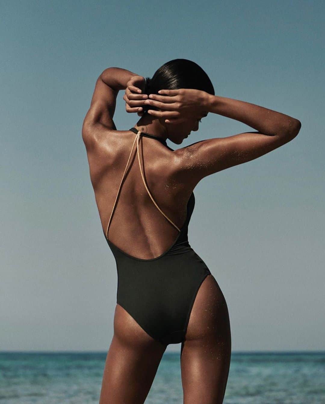 エレスさんのインスタグラム写真 - (エレスInstagram)「A gorgeous back, embellished by the golden stripes of the necklace swimsuit.  Editorial @graziauk, model @nadia.araujo photographed by @paulscala  #summertime #swimsuit #aswimsuitstory #embellishedswimsuit #eresparis」8月6日 16時56分 - eres